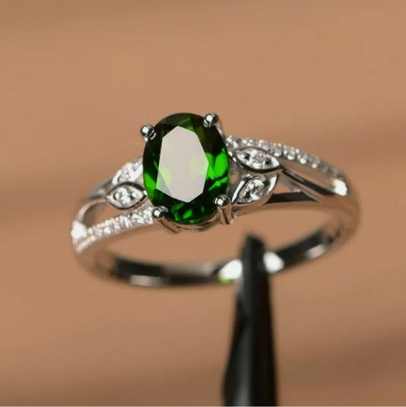 New Beautiful Green Oval Cut Ring - Picture 8 of 9